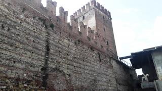 Castelvecchio, originariamente chiamato Castello di San Martino in Aquaro, è un castello di Verona attualmente adibito a ospitare il museo civico._3